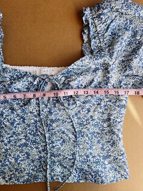 ASTR The Label Blue Floral Puff Sleeve Crop Top Cottagecore Tie Front Medium - Picture 5 of 7